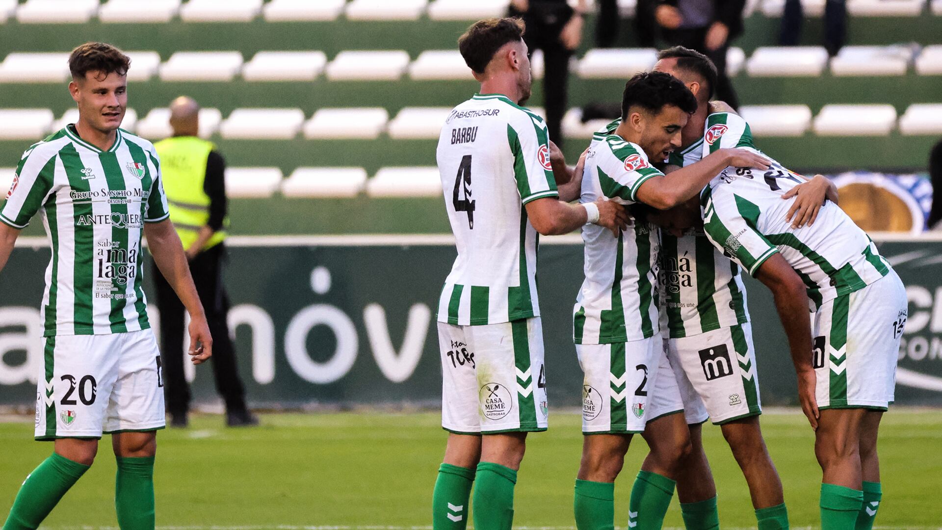 El Antequera CF celebra uno de los goles ante el Marbella FC