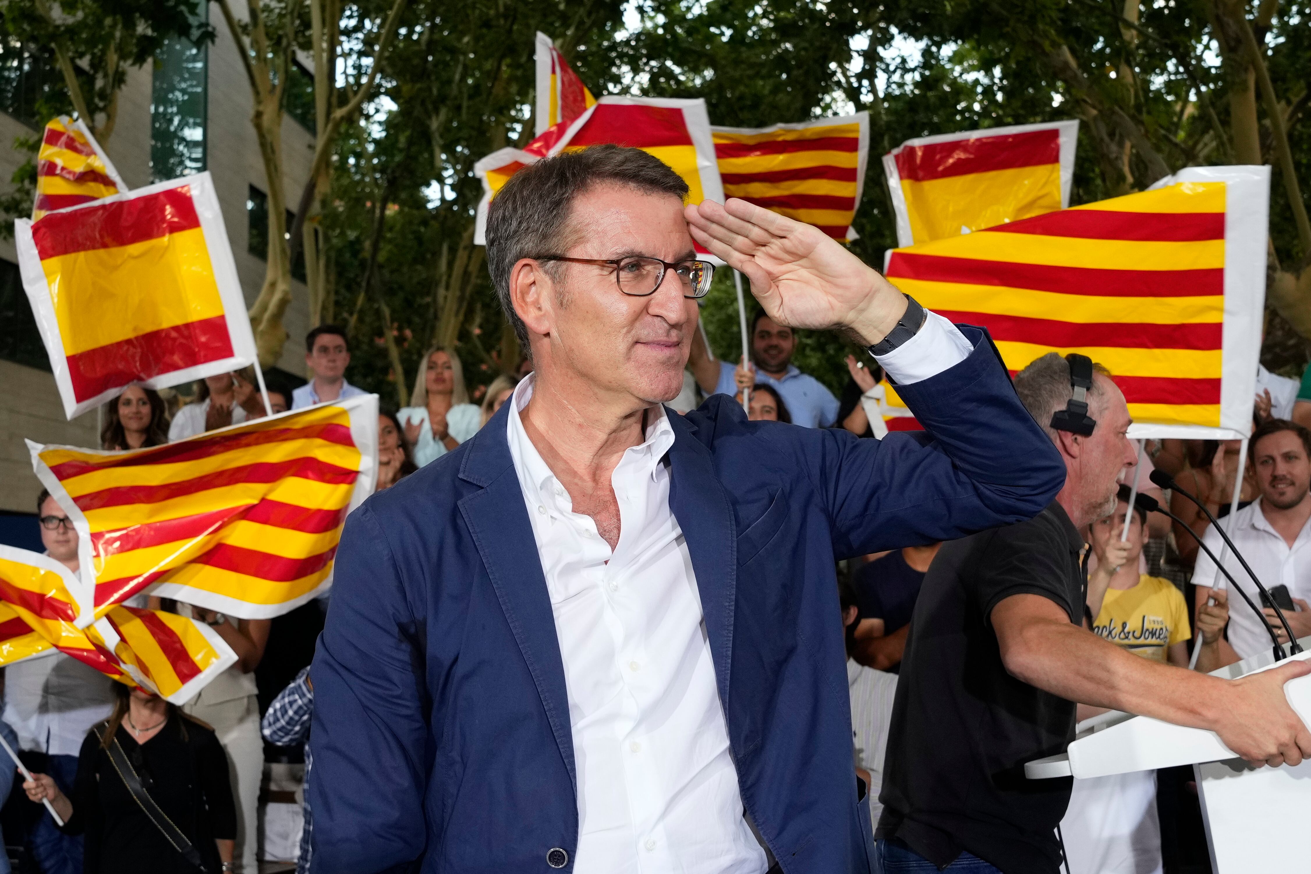 CASTELLDEFELS (BARCELONA), 06/07/2023.- El presidente del PP y candidato a la presidencia del Gobierno, Alberto Núñez Feijóo, asiste este jueves al acto de inicio de campaña en Castelldefels, junto al cabeza de lista del PP por Barcelona al Congreso, Nacho Martín Blanco. EFE/Alejandro García
