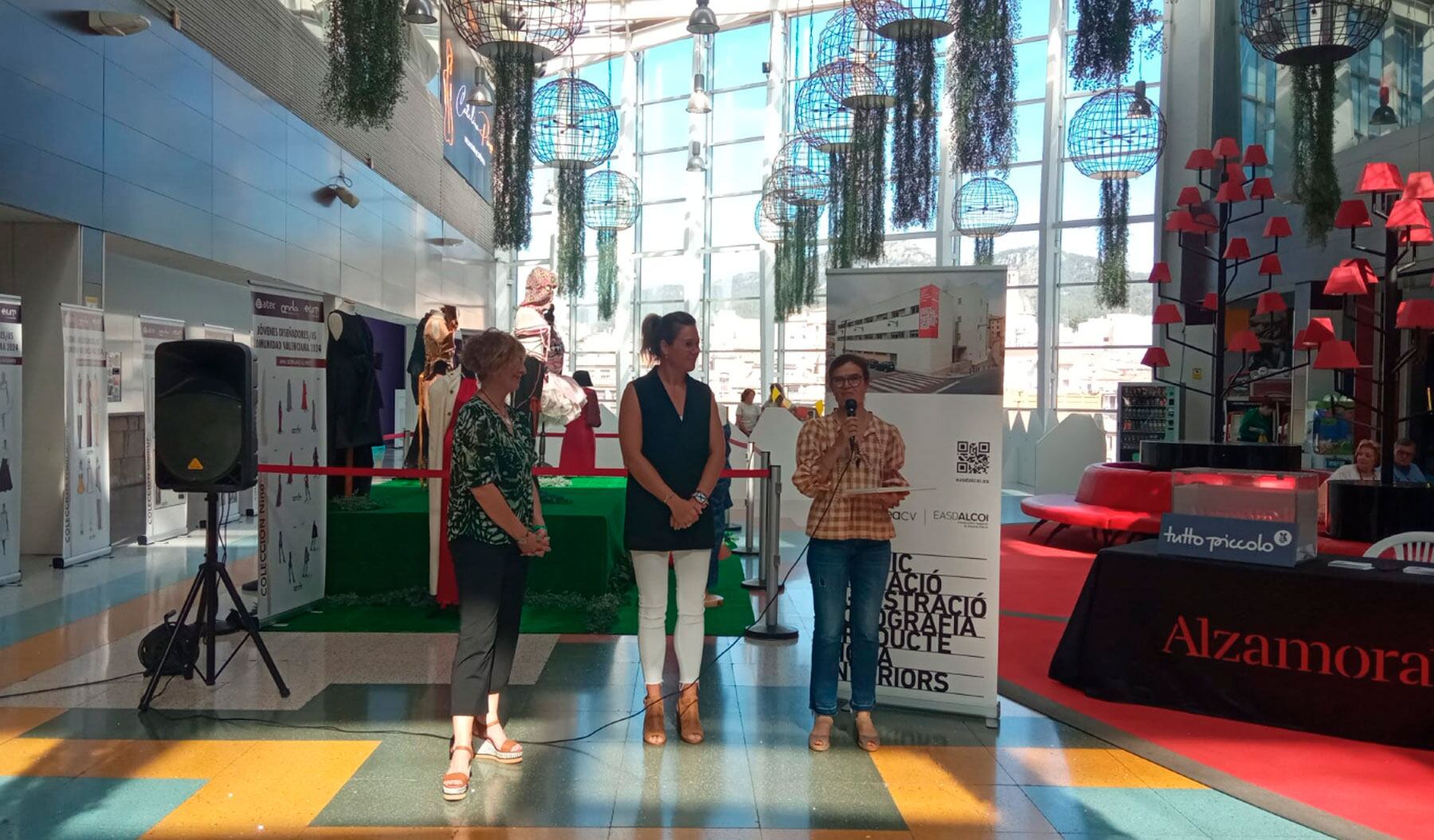 Un instante de la entrega de los Premios Tutto Piccolo a alumnos de la EASDAlcoi en el Centro Comercial Alzamora