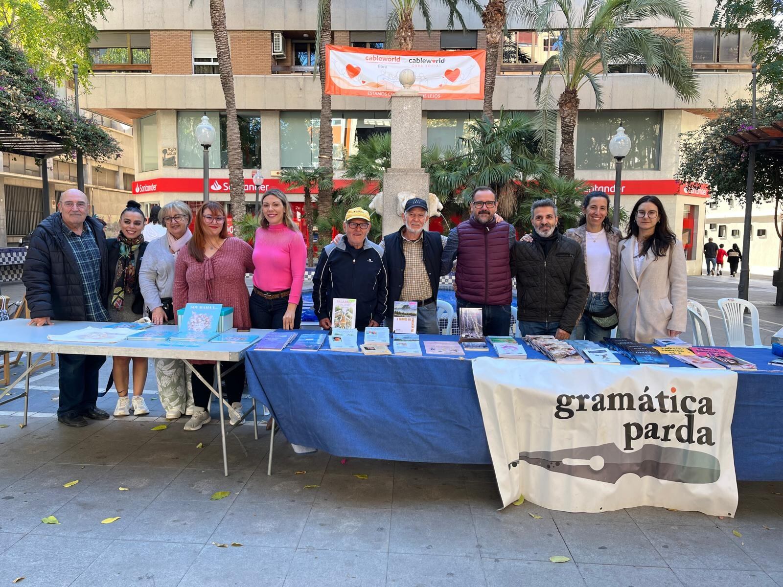 Los escritores y escritoras presentes en el encuentro ‘Libros en la Calle’ celebrado en la plaza Sagasta.