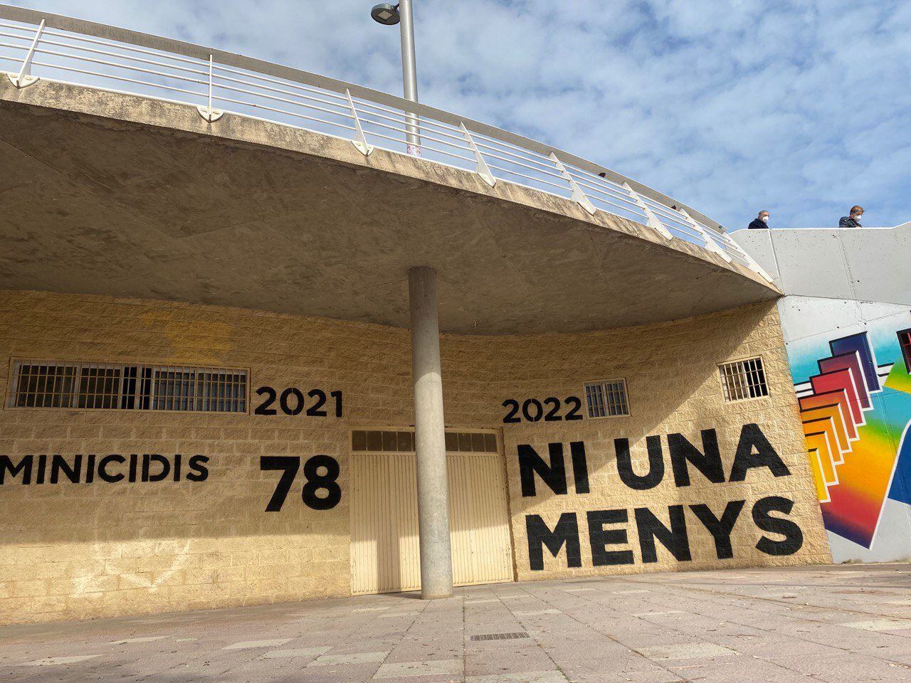 Mural instalado por Alanna en València para visibilizar los feminicidios en España