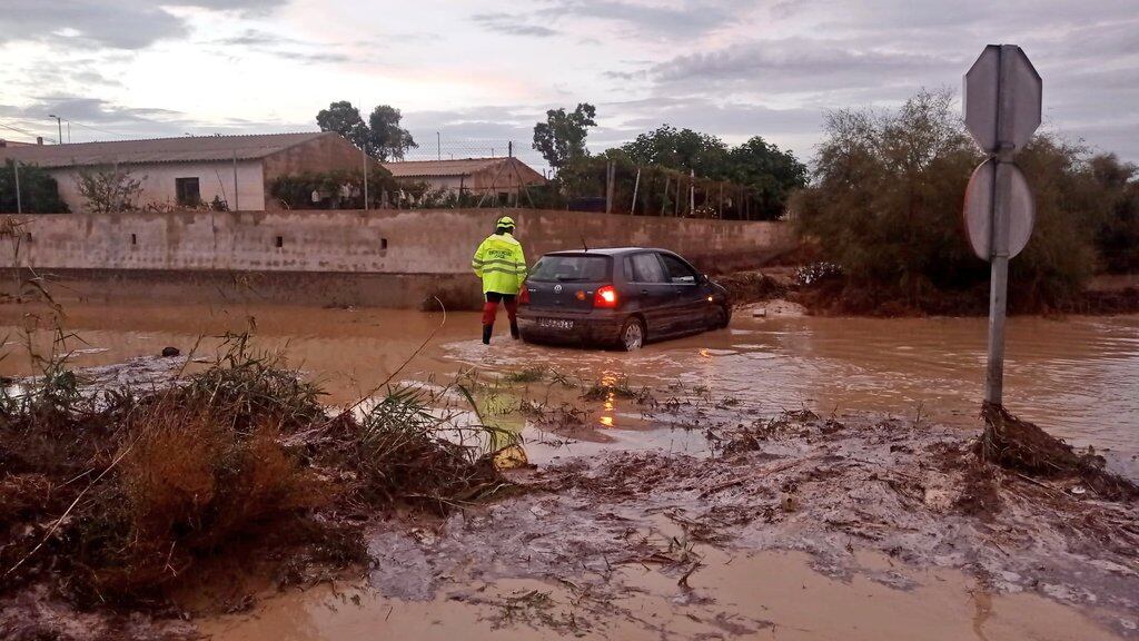 Rescatan cuatro vehículos atrapados por el episodio de lluvias en Lorca