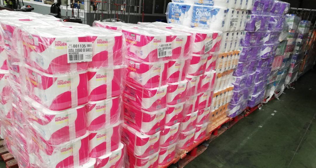 Pales de papel higiénico en un supermercado