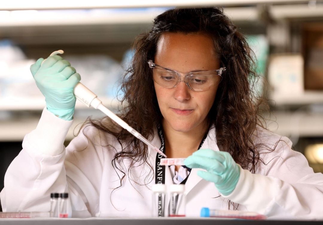 Fotografía sin fecha cedida por la investigadora española Pilar de la Puente, donde aparece trabajando en el Centro de Investigaciones Sanfor en Dakota del Sur (EE.UU.)