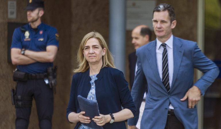 Iñaki Urdangarín y la infanta Cristina a su salida de la sede de la Escuela Balear de la Administración Pública (EBAP) de Palma.