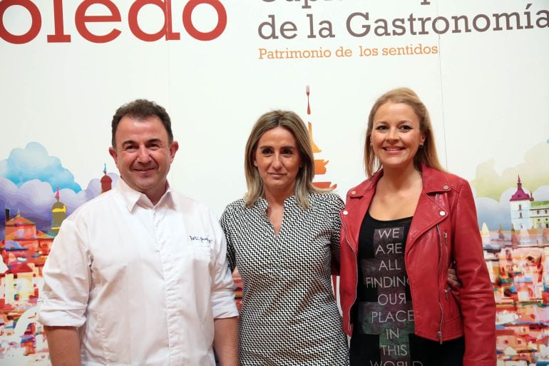 Martín Berasategui, junto a la alcaldesa de Toledo, Milagros Tolón y la chef Teresa Gutiérrez.