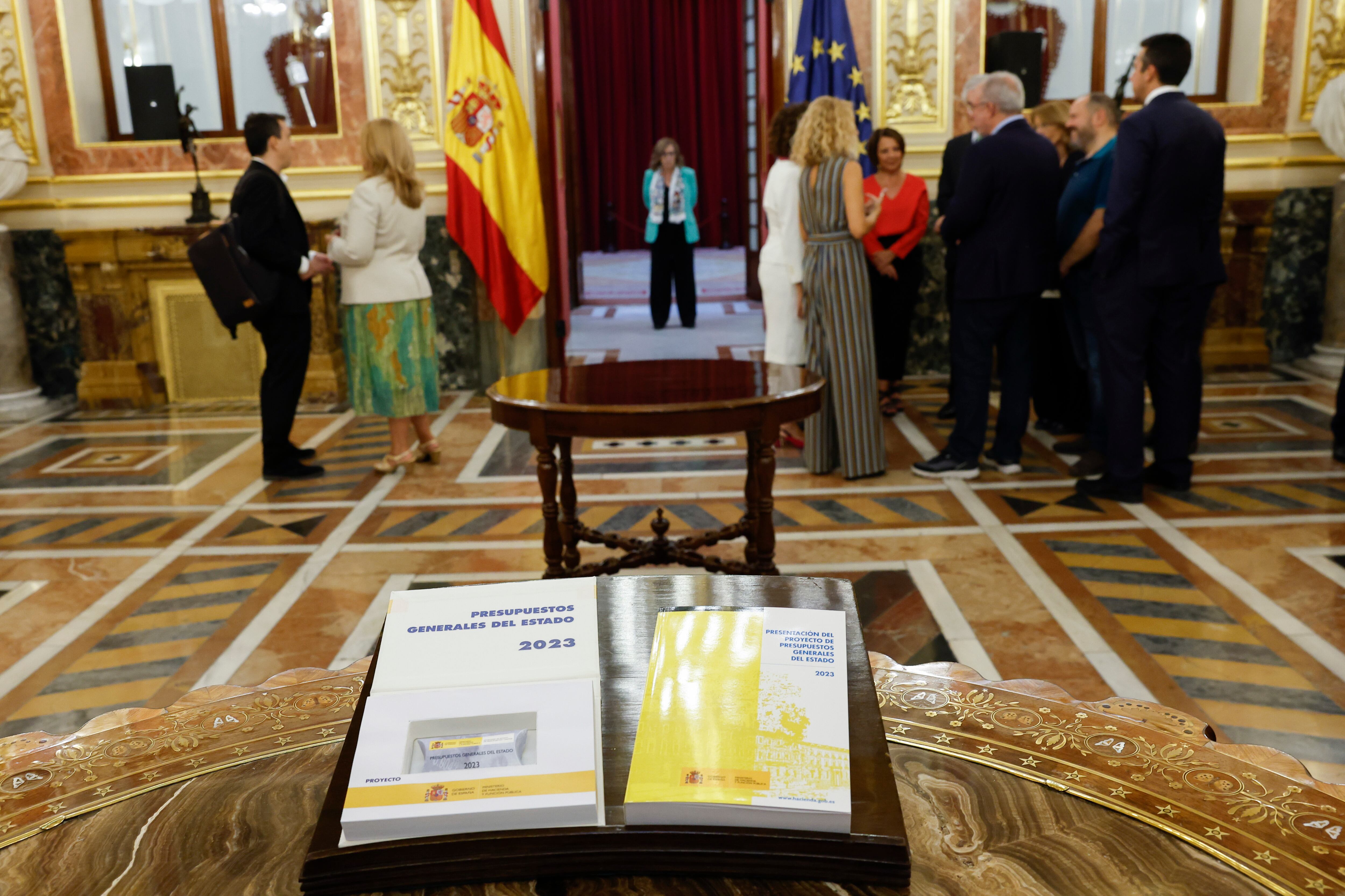 MADRID, 06/10/2022.- Detalle de los tomos que contienen los Presupuestos de 2023 que la ministra de Hacienda, María Jesús Montero, ha entregado este jueves a la presidenta de la Cámara Baja, Meritxell Batet (d). EFE/Chema Moya
