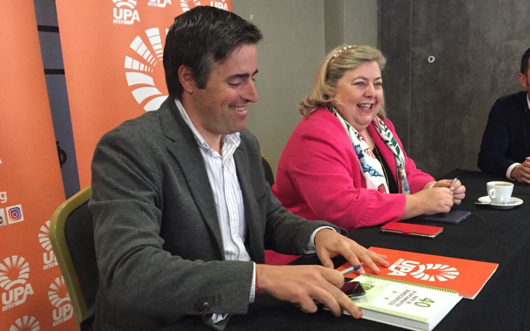 Clara Aguilera, sentada junto al secretario general de UPA Jaén, Cristóbal Cano