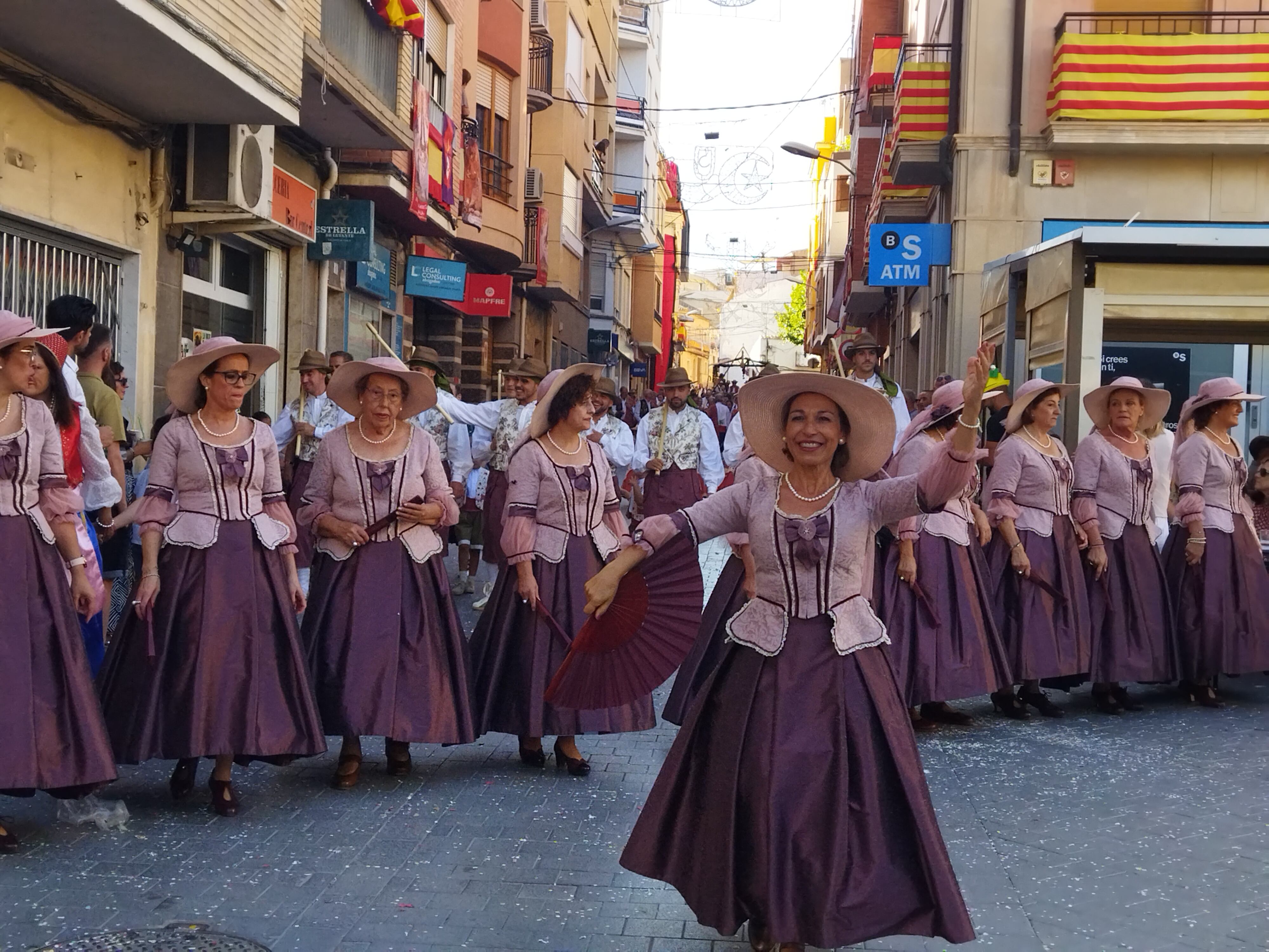 Una escuadra de la Comparsa Maseros avanzando en la Entrada celebrada en Castalla.