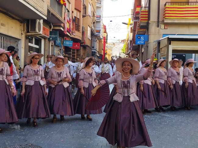 Una escuadra de la Comparsa Maseros avanzando en la Entrada celebrada en Castalla.