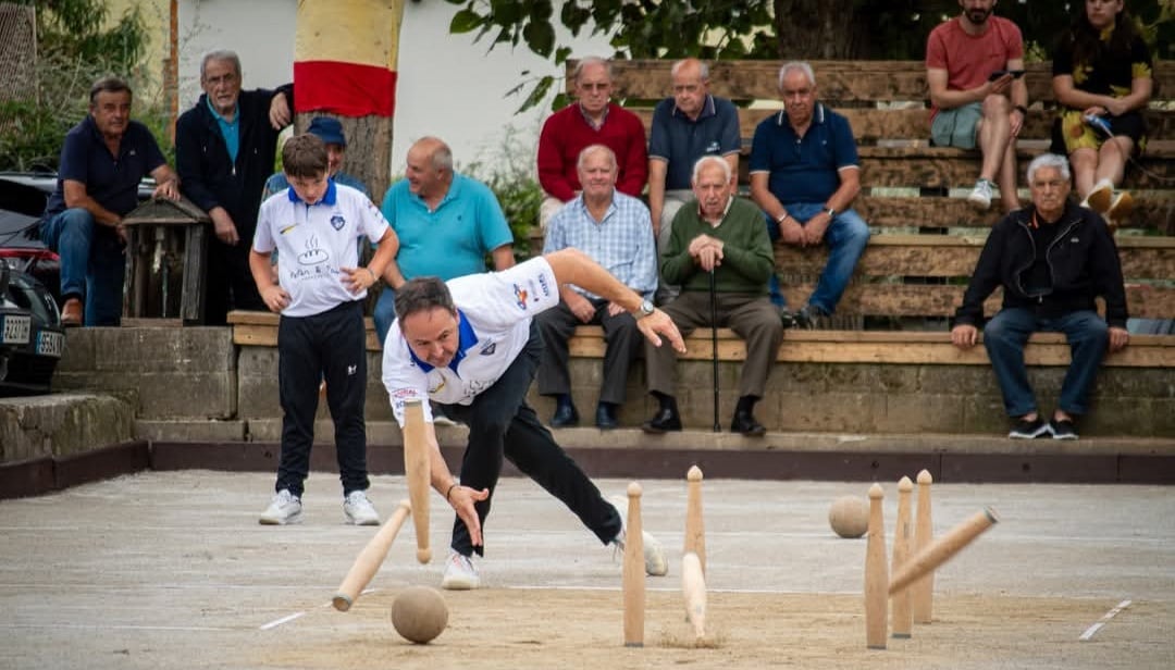 Chisco Ceballos, tirando en la bolera junto a su hijo.