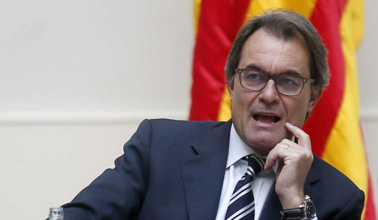Catalonia&#039;s Regional President Artur Mas leads the meeting &quot;Pacte Nacional pel Dret a Decidir&quot; (National Pact For The Right To Decide) with politicians and representatives of social and economic organizations at the Catalan Parliament in Barcelona November 7, 2014. Spain&#039;s Constitutional Court on Tuesday suspended a watered-down vote on independence in Catalonia scheduled for Sunday, a move certain to stoke frustration among Catalans, most of whom favor a referendum.  REUTERS/Albert Gea (SPAIN - Tags: POLITICS ELECTIONS)