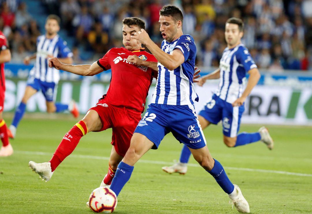 El centrocampista del Getafe Francisco Portillo y el delantero del Alavés Jonathan Calleri durante el partido de la sexta jornada de Liga que disputan en el estadio Medizorroza, en Vitoria. 