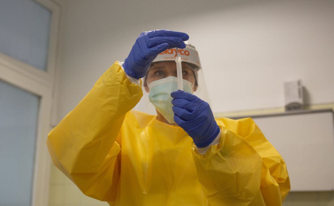 Una sanitaria sostiene uno de los test rápidos de antígenos de detección de coronavirus
