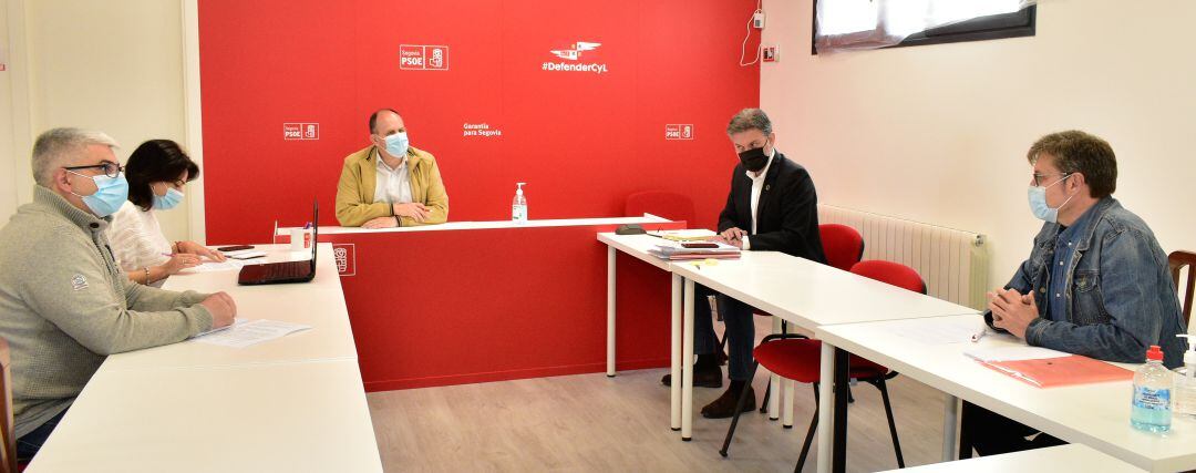 Reunión entre socialistas segovianos y representantes del sector de las tiendas de souvenirs