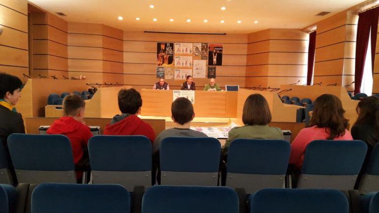 Presentación de la XXXII Muestra de Teatro Escolar del Bajo Deba en el salón de plenos del Ayuntamiento de Eibar