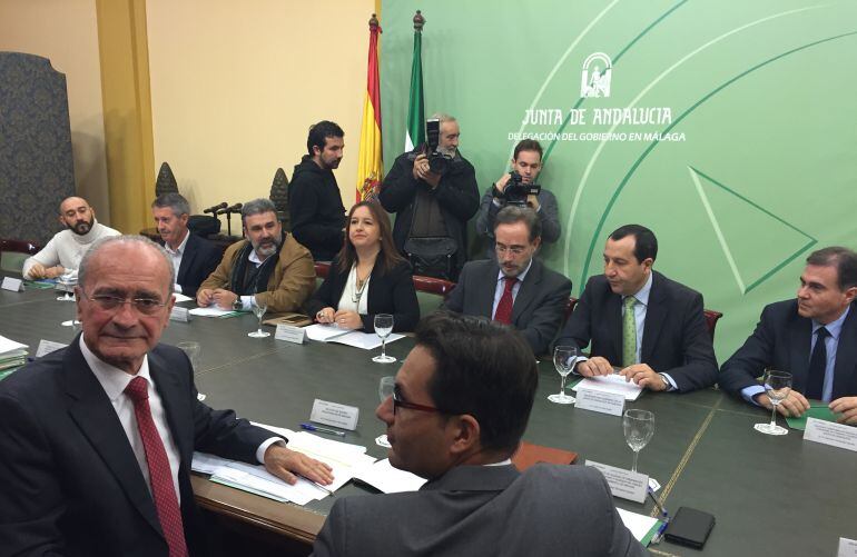 El alcalde de Málaga, Francisco de la Torre, en primer plano, con el consejero de Fomento, Felipe López, enfrente justo antes de comenzar la reunión de la comisión mixta del metro