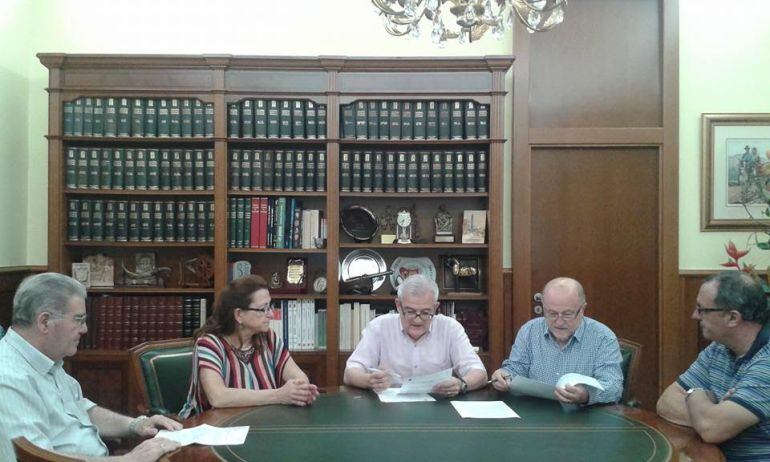 Firma del convenio entre el ayuntamiento y la asociación de Moros y Cristianos &quot;San Francisco de Asís&quot;