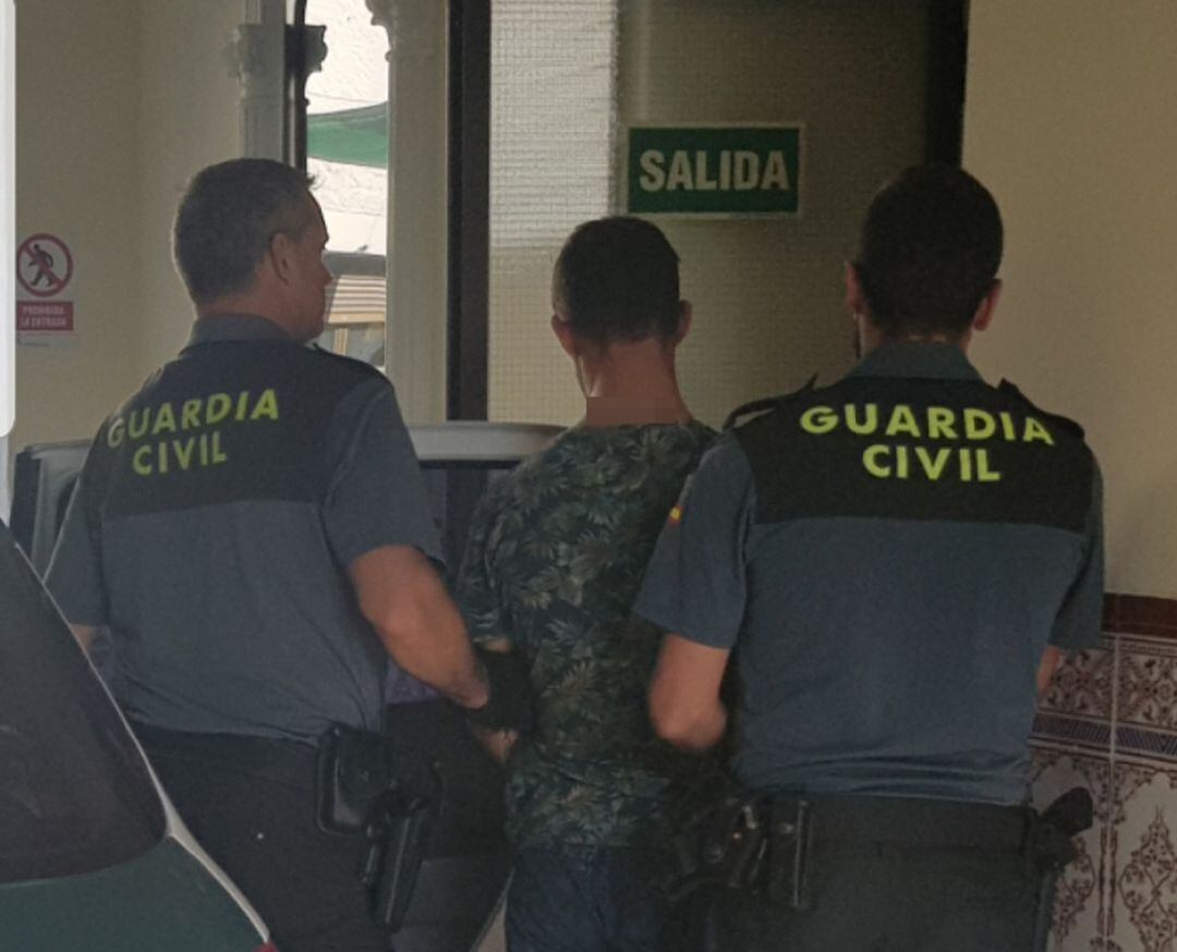 Momento de la detención por parte de la Guardia Civil.