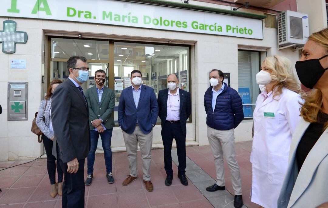 Las farmacias, comercios y plazas de abastos, espacios para tejer vínculos emocionales entre vecinos