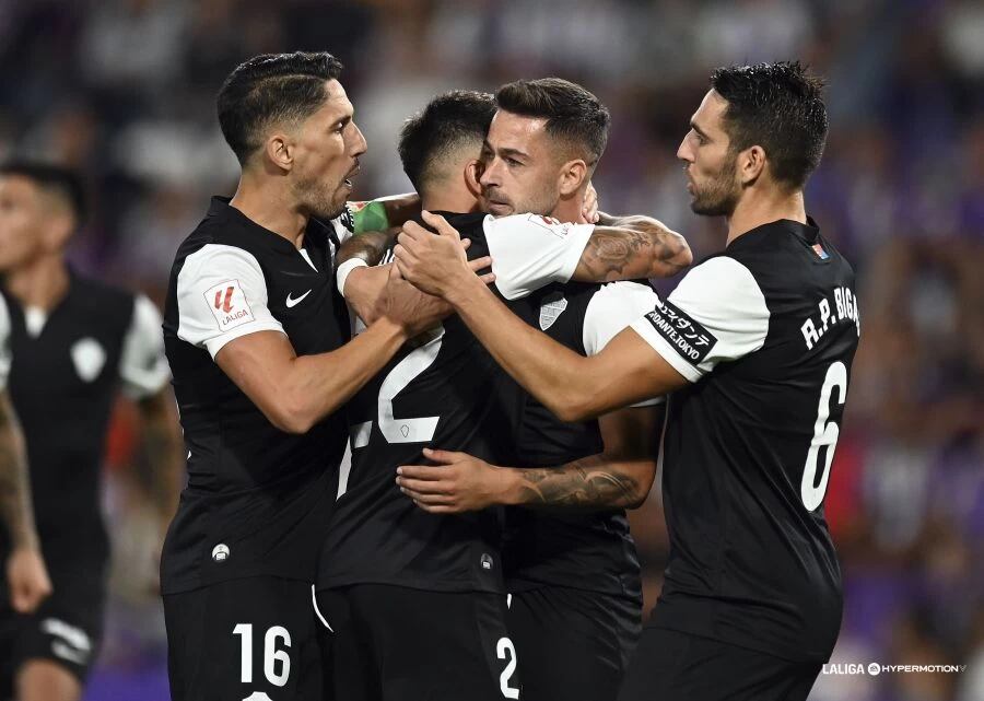 Los jugadores del Elche celebran el gol de Sergio León en Valladolid