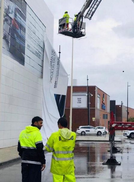 El viento arranca parte de un gran cartel en Gandia.