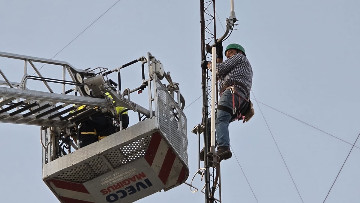 El jefe técnico de Radio Úbeda instalando el sistema para la emisión el parque de Bomberos en la tarde del apagón
