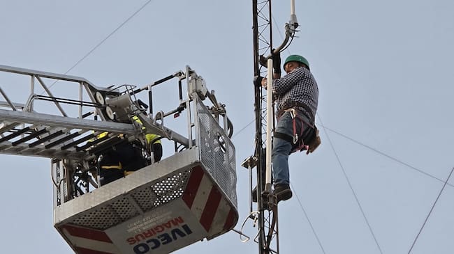 El jefe técnico de Radio Úbeda instalando el sistema para la emisión el parque de Bomberos en la tarde del apagón
