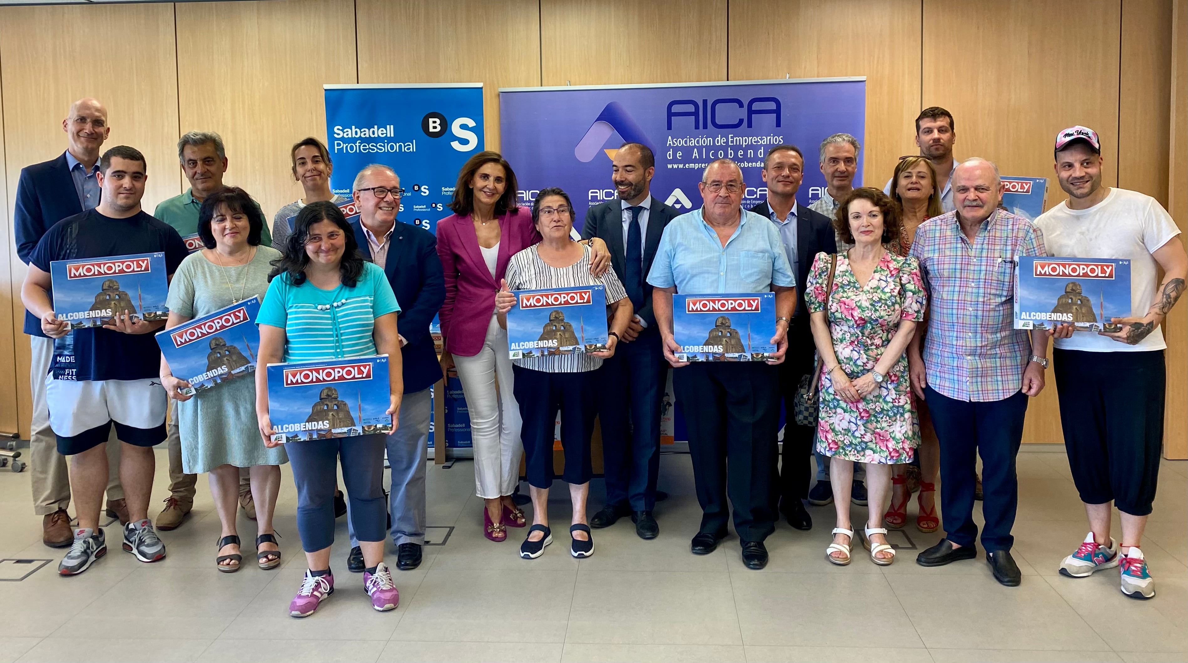 20 clientes que realizaron alguna compra o consumición en los establecimientos adheridos a la última campaña de AICA, han recibido una edición de Alcobendas del famoso juego de mesa