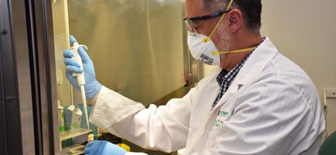 Investigador en un laboratorio