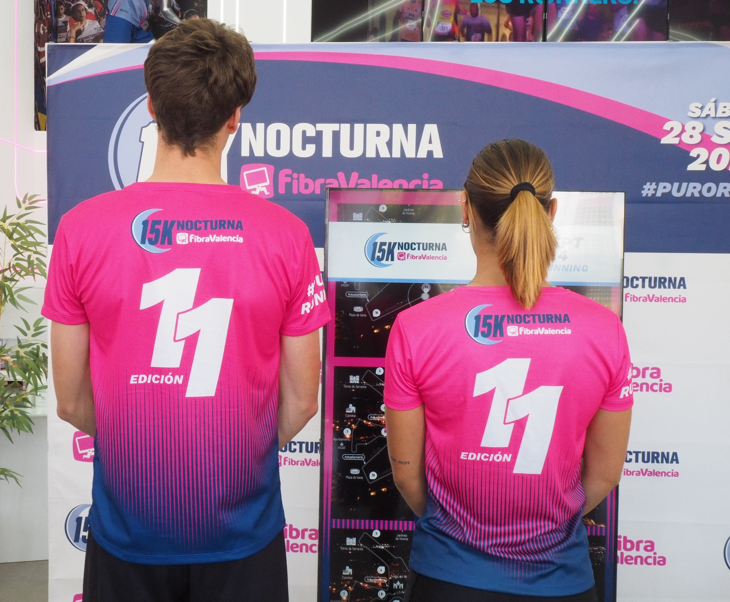 Foto presentación camiseta oficial 11ª edición 15K Nocturna FibraValencia