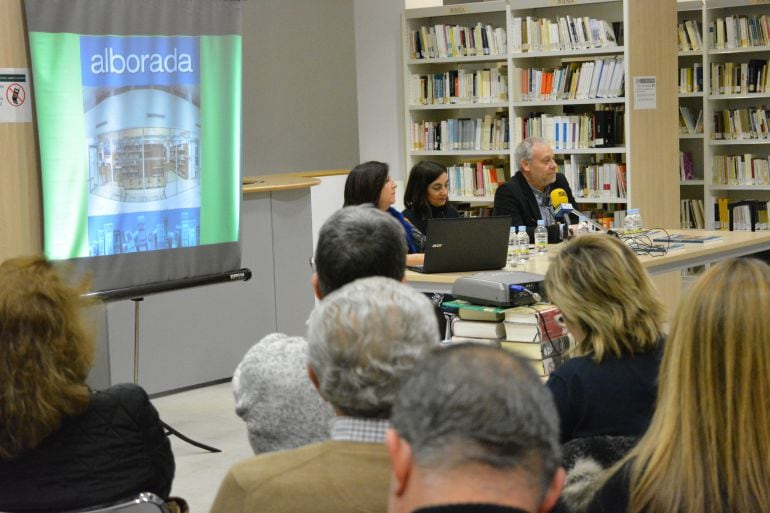 Consuelo Poveda, Nieves López y Juan Vera se encargaron de presentar la 60ª edición de la revista Alborada de Elda