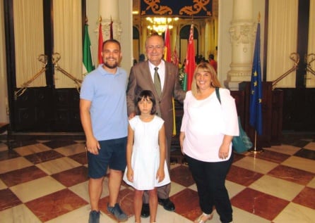 Pedro, María y Vika, junto al alcalde de Málaga, Francisco de la Torre, recibiendo a los niños bielorrusos en el Ayuntamiento