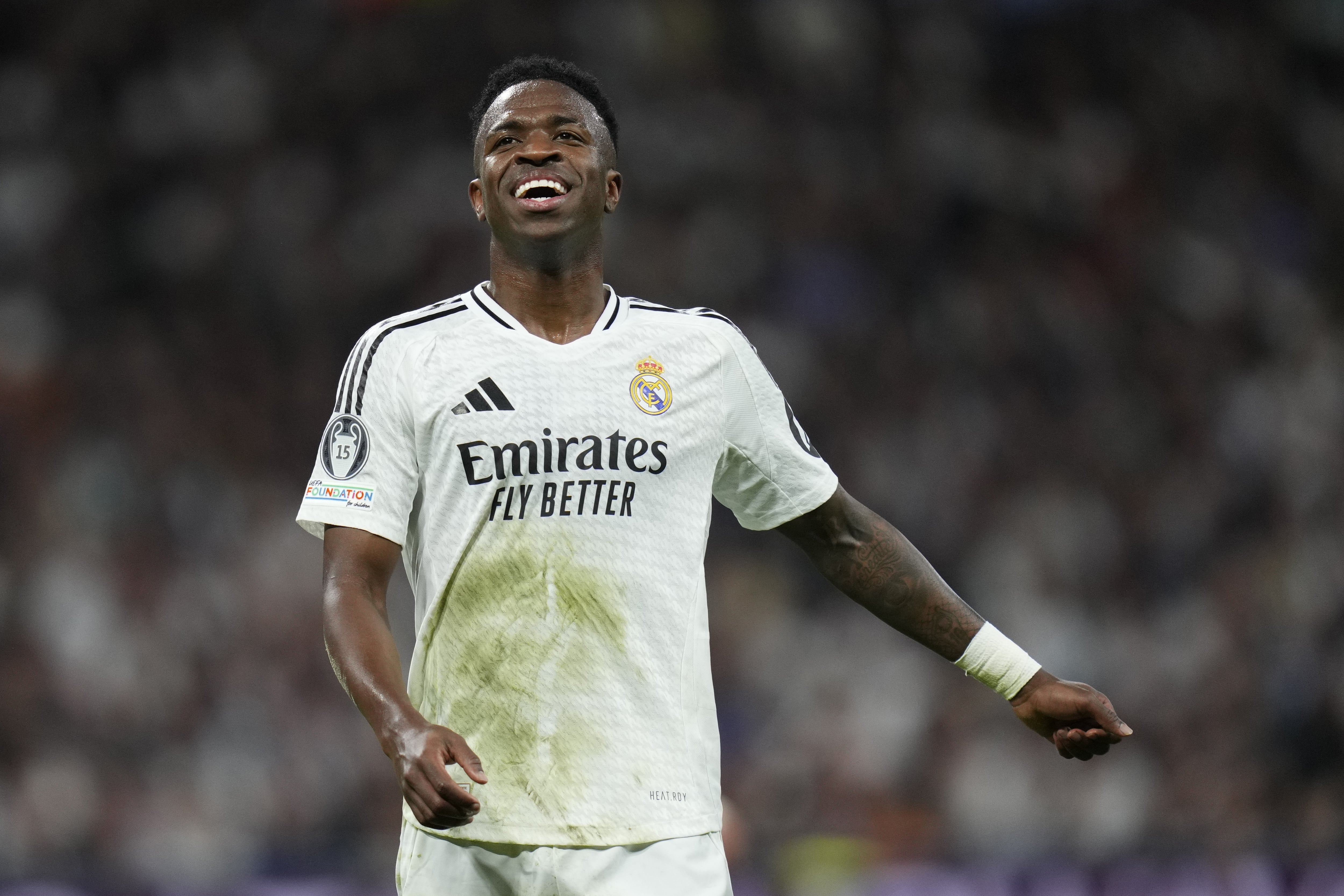 Vinicius sonríe durante el partido frente al Manchester City