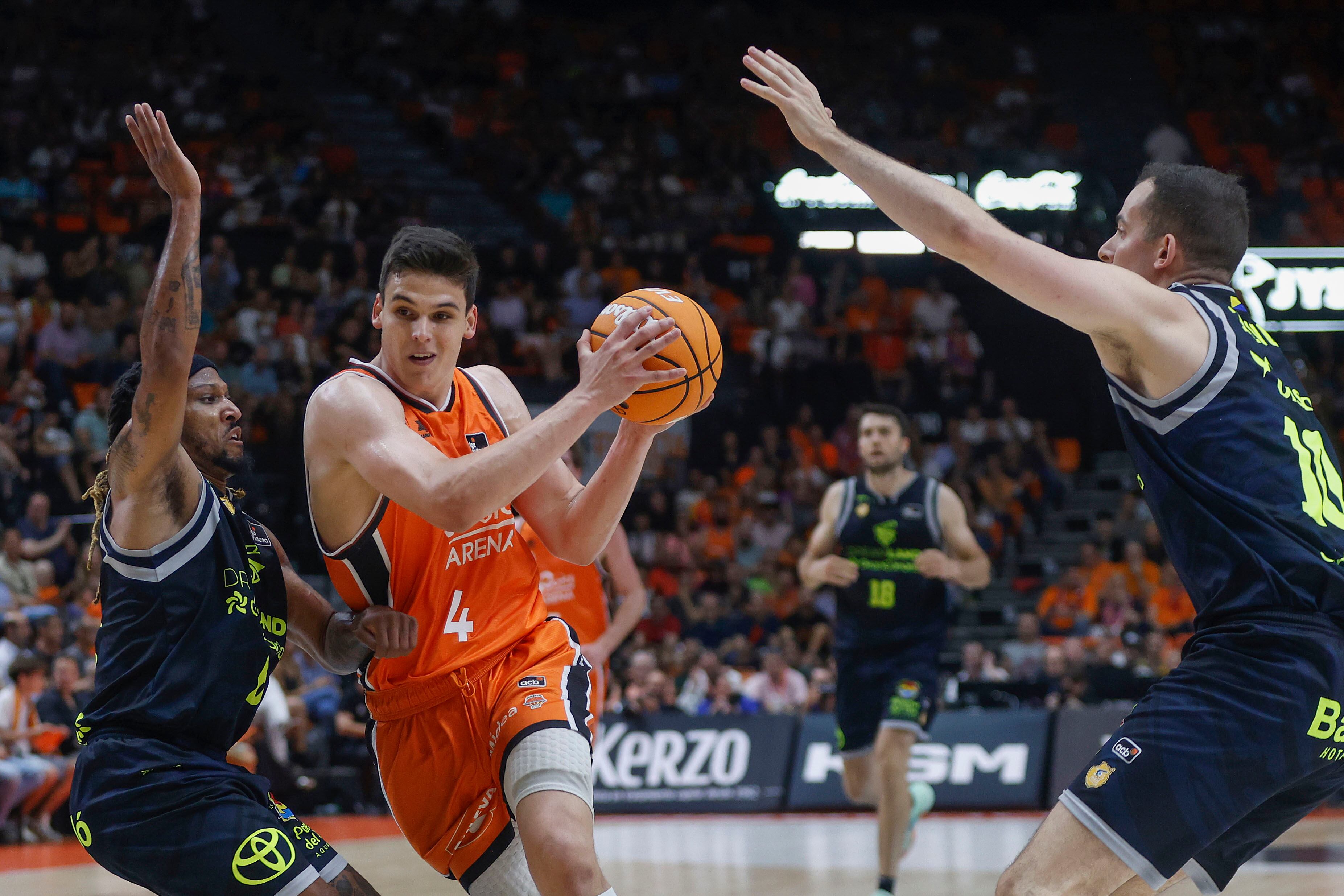 El alero del Valencia Jaime Pradilla en acción ante Andrew Albicy del Gran Canaria este lunes, durante el partido de baloncesto correspondiente a los cuartos final de la Liga Endesa, disputado entre Valencia Basket y Dreamland Gran Canaria, en el pabellón de la Fuente San Luis de Valencia. EFE/ Miguel Ángel Polo