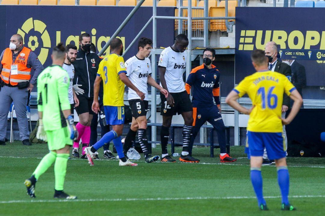 Cala presencia el momento de la salida de los jugadores del Valencia
