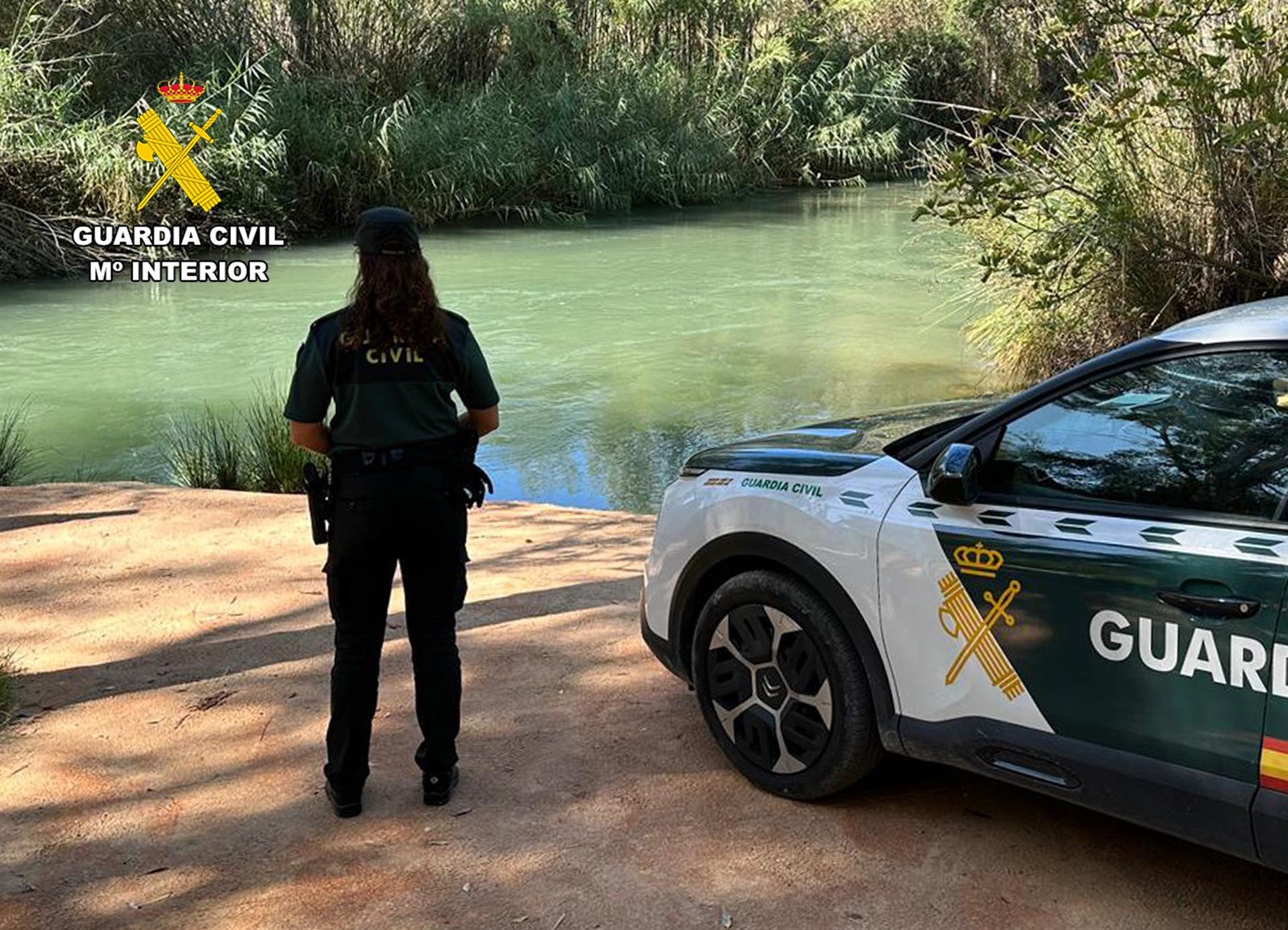 Guardias civiles y agentes medioambientales rescatan a una madre y a su hijo del río Segura en Calasparra