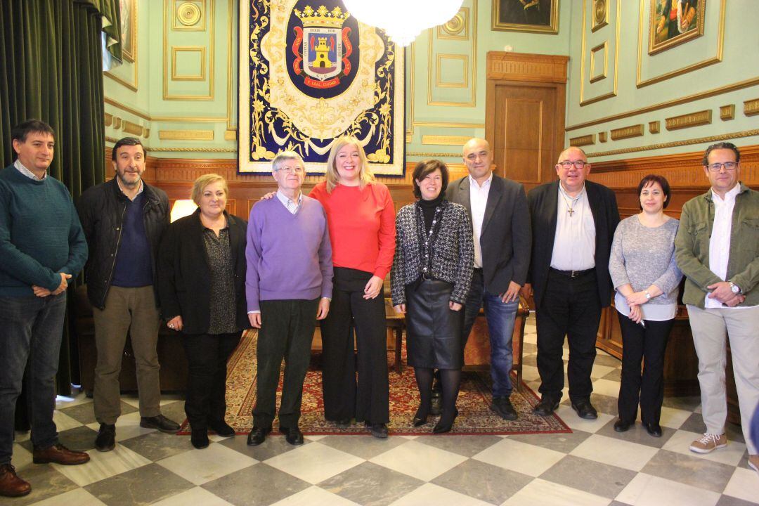 Foto de familia de la alcaldesa de Motril, Flor Almón, con Cáritas de Motril