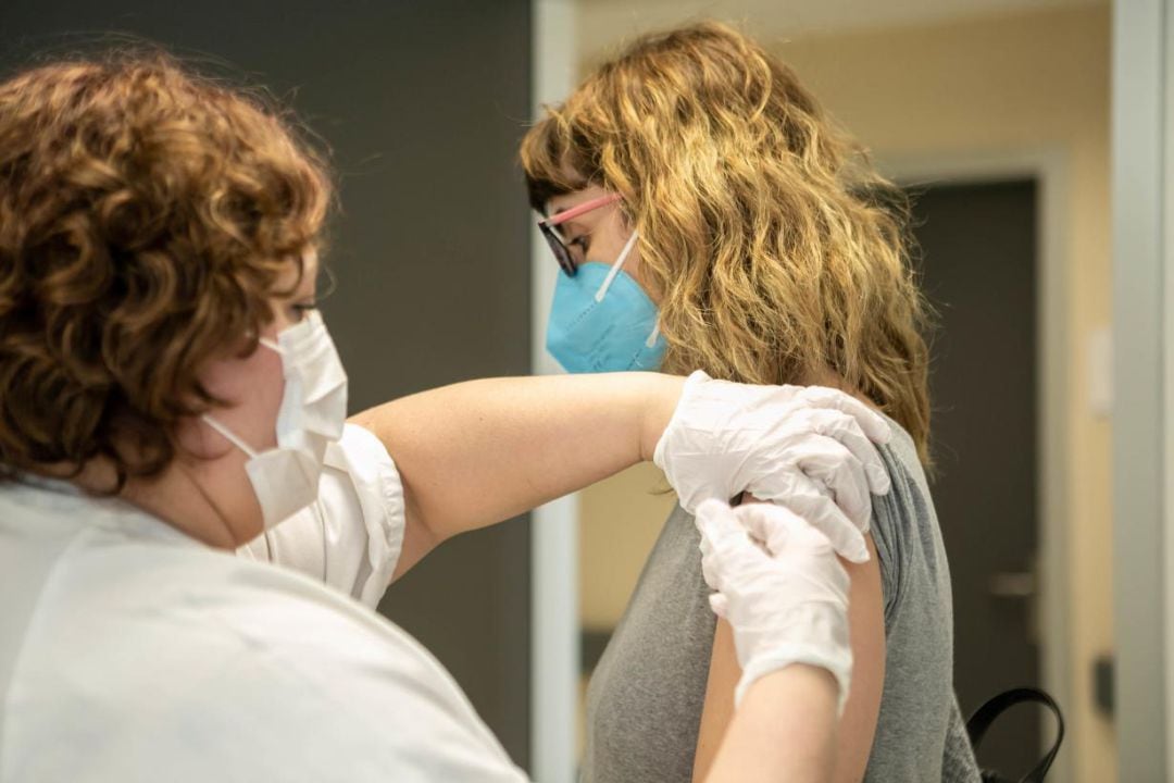 Una enfermera administra la vacuna a una joven en el centro de vacunación habilitado en el nuevo Hospital Universitario de Toledo