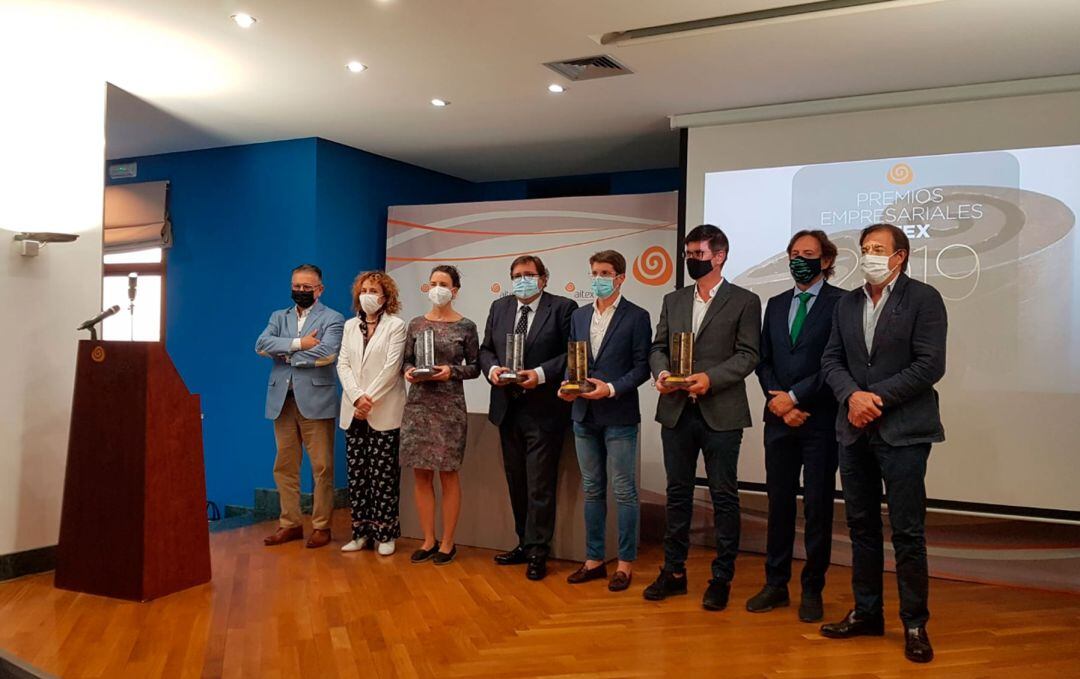 Los premiados junto a las autoridades al finalizar el acto de entrega de los galardones