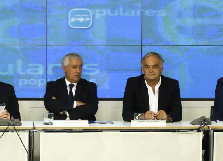 GRA376. MADRID, 18/06/2015.- El presidente del Gobierno y del PP, Mariano Rajoy (c), acompañado de la secretaria general, María Dolores de Cospedal (3i); los vicesecretarios Javier Arenas (3d), Carlos Floriano (2i) y Esteban González Pons (2d), y los portavoces del Congreso, Rafael Hernando (i), y el Senado, José Manuel Barreiro (d), durante el Comité Ejecutivo Nacional del partido que se reúne esta tarde para analizar la situación tras las elecciones del 24 de mayo y formalizar los cambios en el partido. EFE/Fernando Alvarado