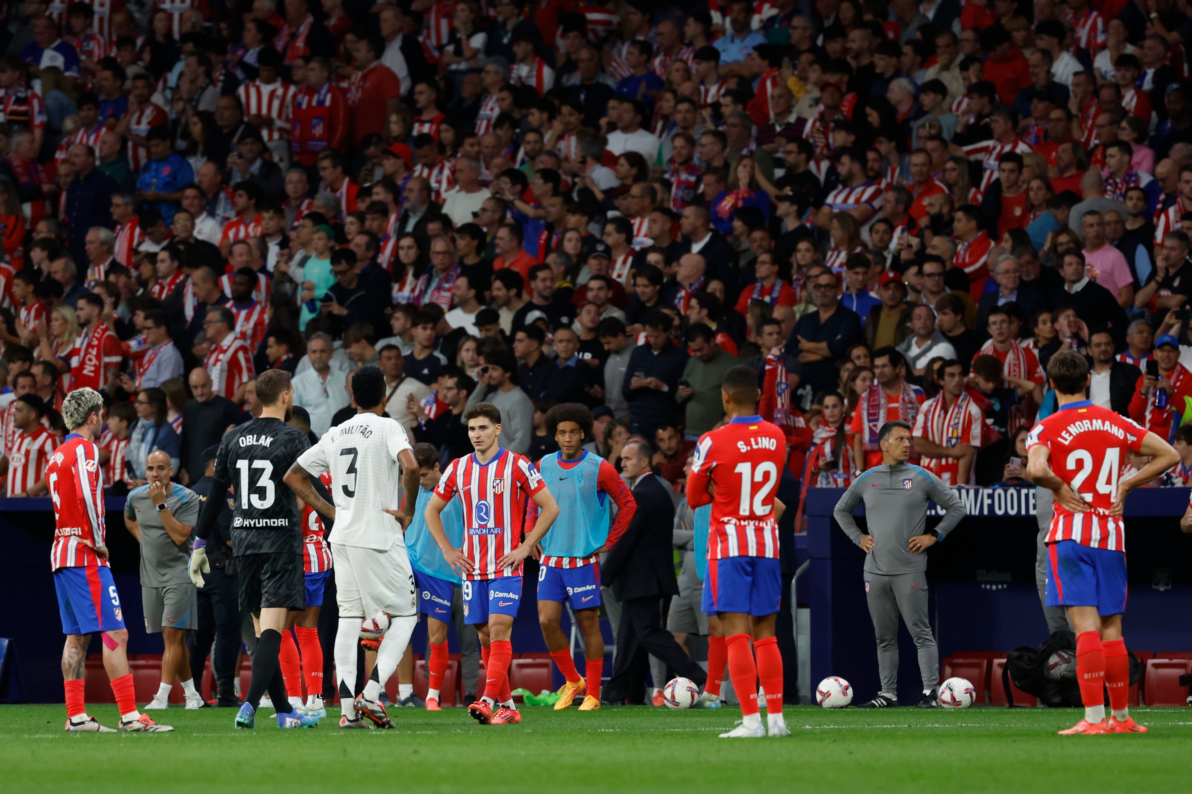 Jugadores del Atlético y del Real Madrid durante el parón en el partido de la LaLiga EA Sports que Atlético de Madrid y Real Madrid disputan este domingo en el estadio Civitas Metropolitano. EFE/JJ Guillén