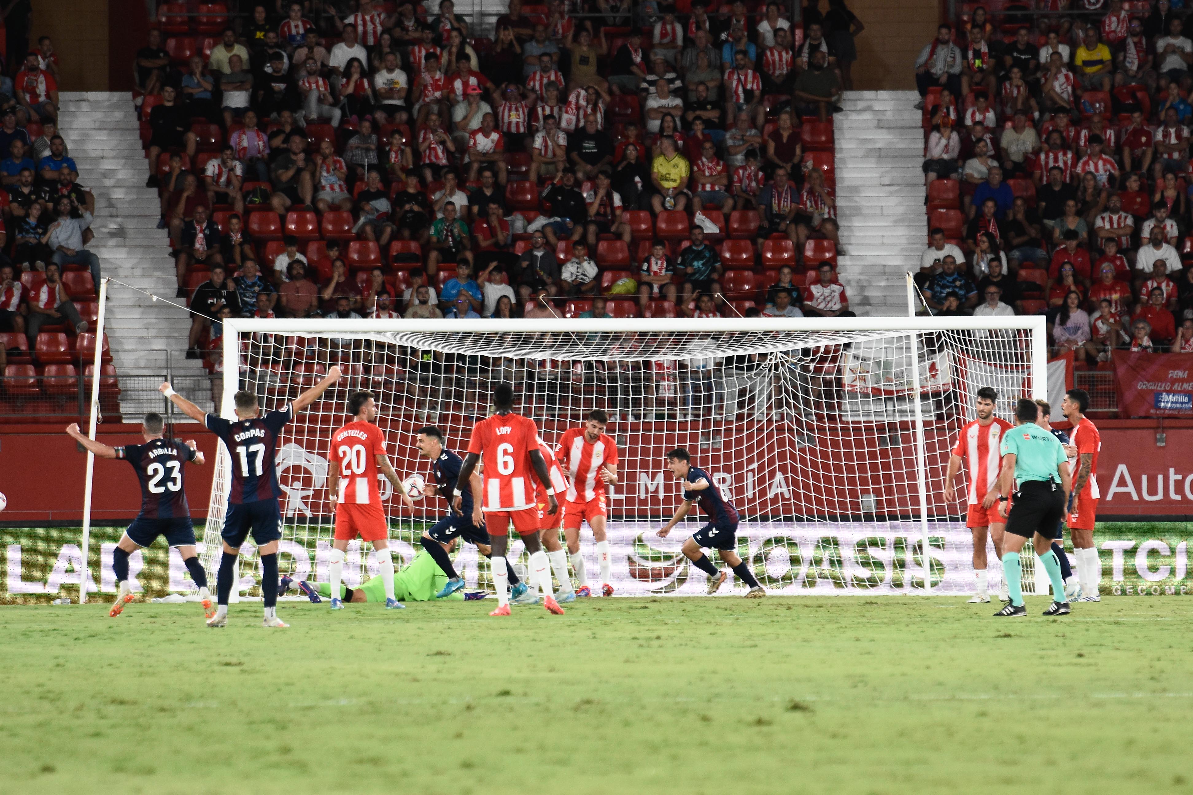 Celebración del segundo gol del Eibar en Almería.