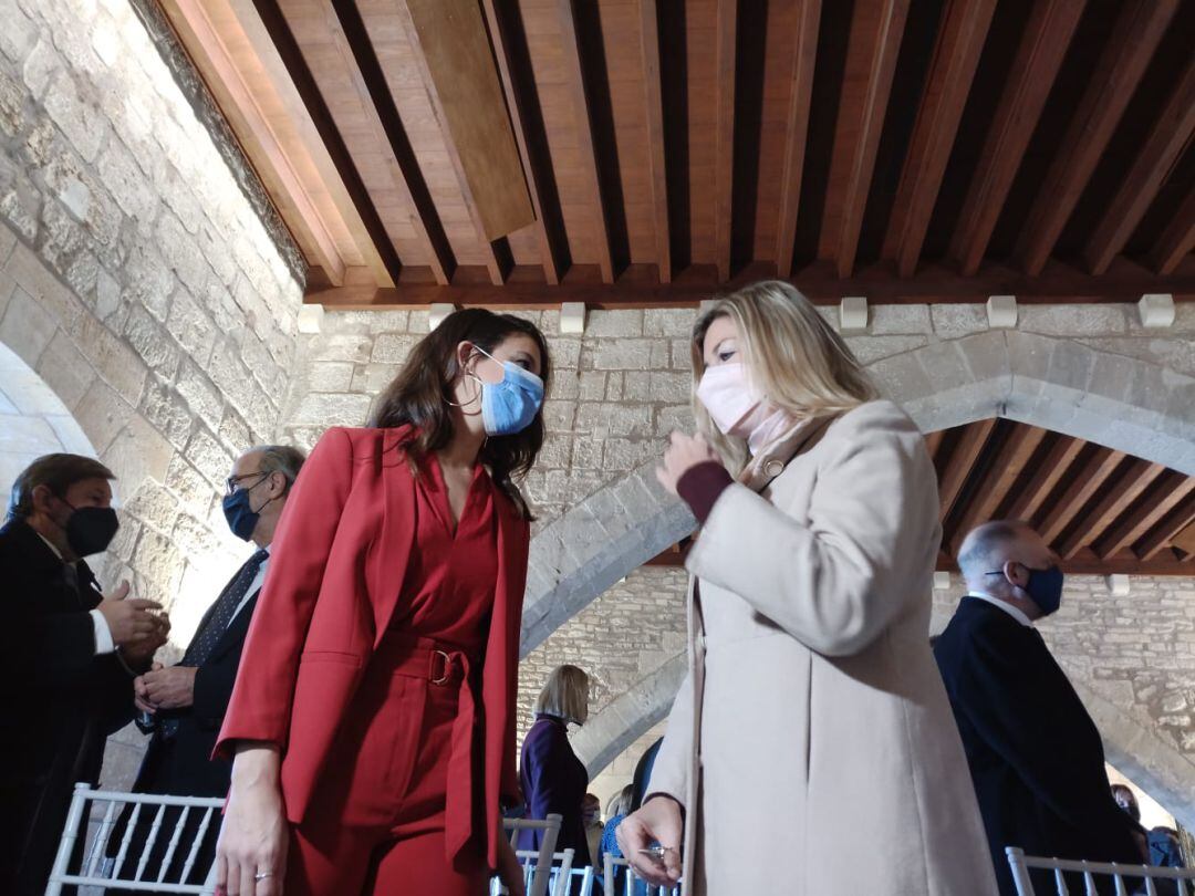 La consellera de Salud, Patricia Gómez, junto con la vicepresidenta del Parlament, Gloria Santiago. 
 