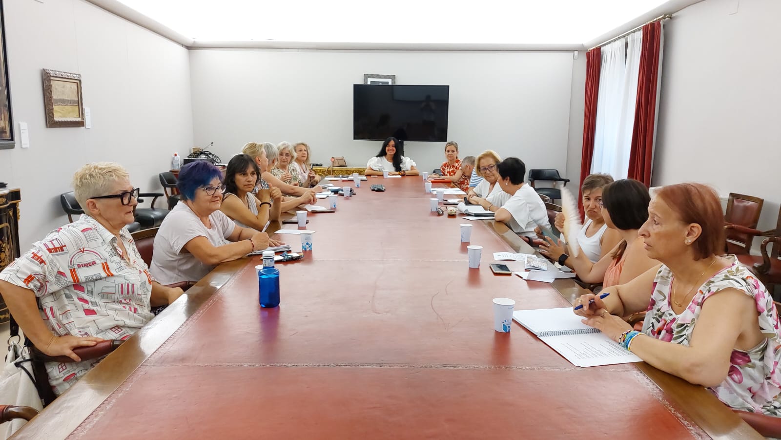 Reunión entre las asociaciones de vecinos y el Ayuntamiento de Huesca.