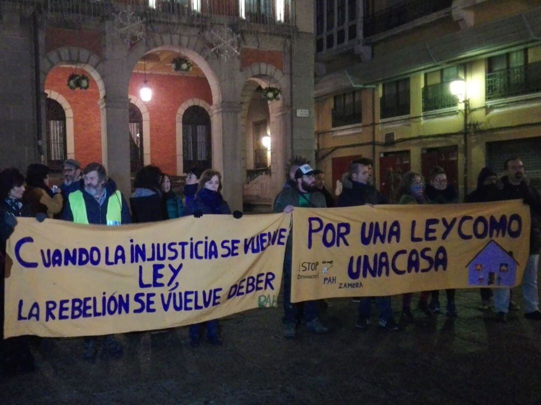 Concentración de la PAH en la Plaza Mayor de Zamora reclamando una solución al desahucio de María