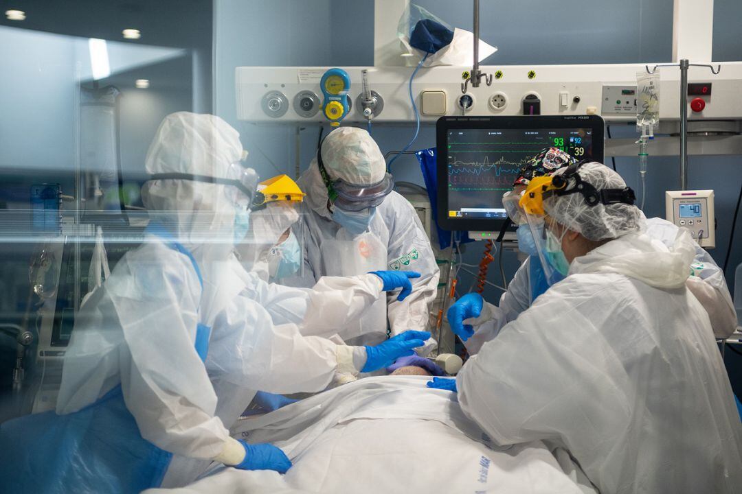 Sanitarios atienden a un paciente en una UCI