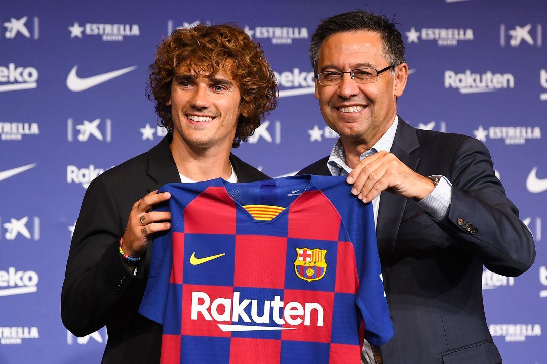 Griezmann y Bartomeu, en la presentación del francés como jugador del Barcelona.