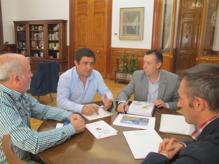 Momento de la reunión entre el Presidente de la Diputación Provincial de Jaén con los miembros de la nueva junta directiva del CRDO del Aceite de Sierra Mágina