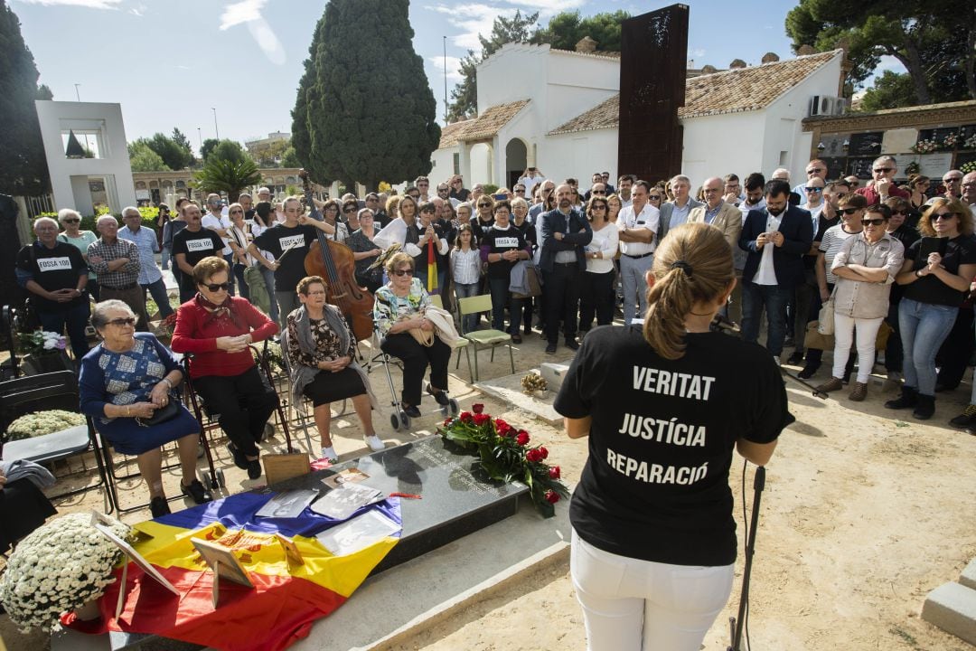 Este sábado se ha rendido homenaje a los fusilados por el Franquismo que yacen en la fosa 100 del cementerio de Paterna